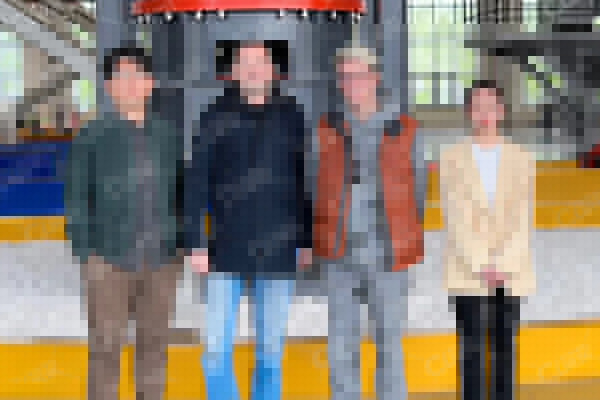 俄羅斯客戶加工滑石考察我司超細(xì)磨粉機(jī)械